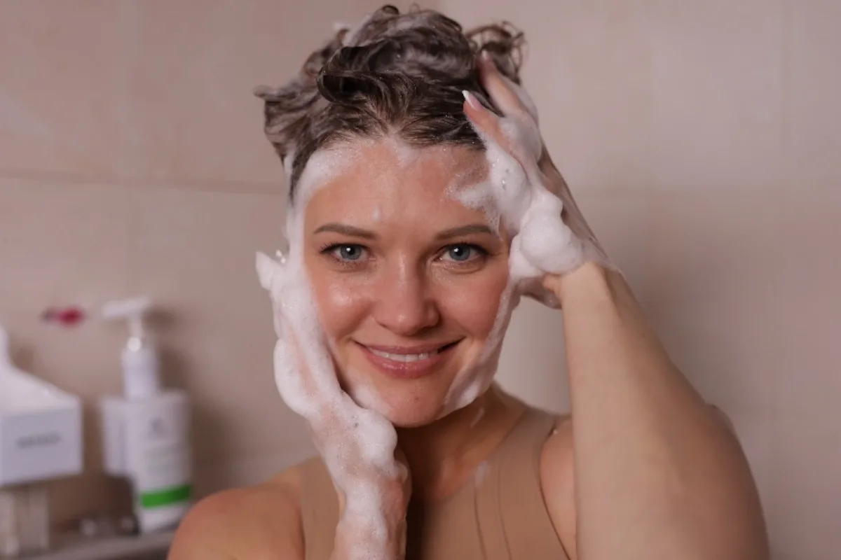 Процес миття голови шампунем Xiaomoxuan